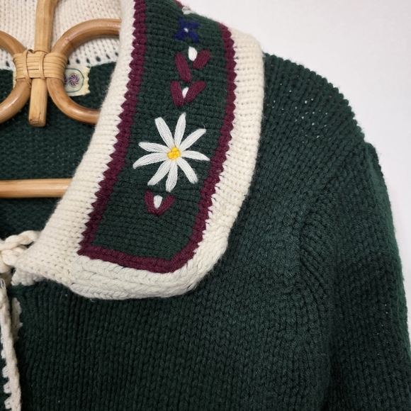 Vintage Women's Buttondown Green Sweater with Embroidered Floral Collar - Picture 4 of 8